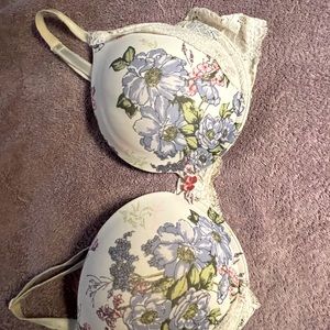 Victoria Secret. Floral design. Good condition. Floral design. 38C